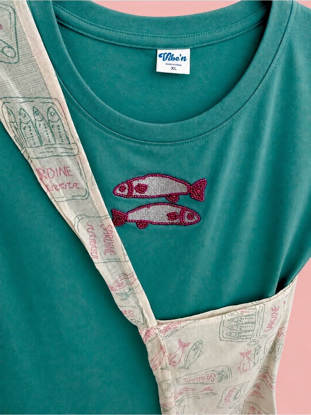 Woman’s Teal Fish Embroidered Tee Sardines Graphic, Crossbody Bag, NWT 🩷💚🩷XL - Picture 3 of 5